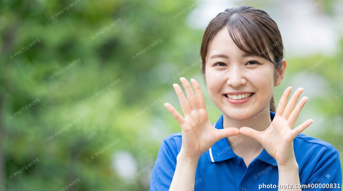 呼びかけをする保育士や幼稚園教諭の女性