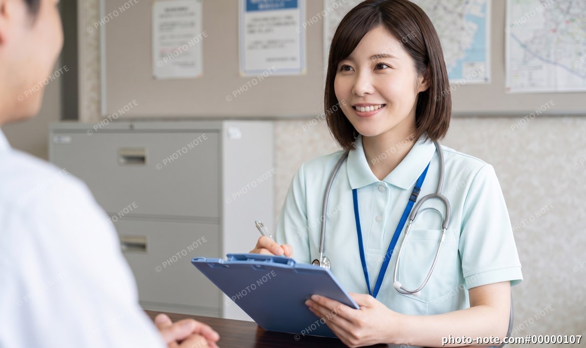 面談をする保健師・看護師の女性