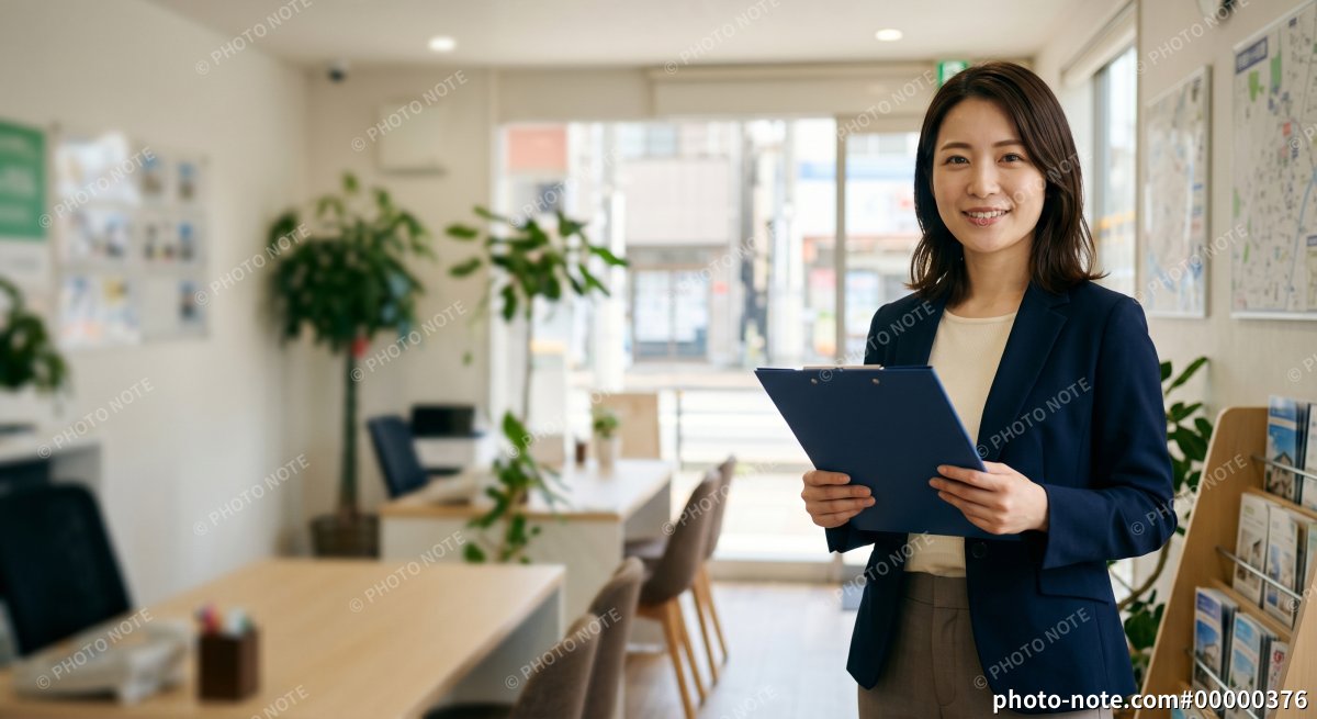 不動産会社の女性スタッフ