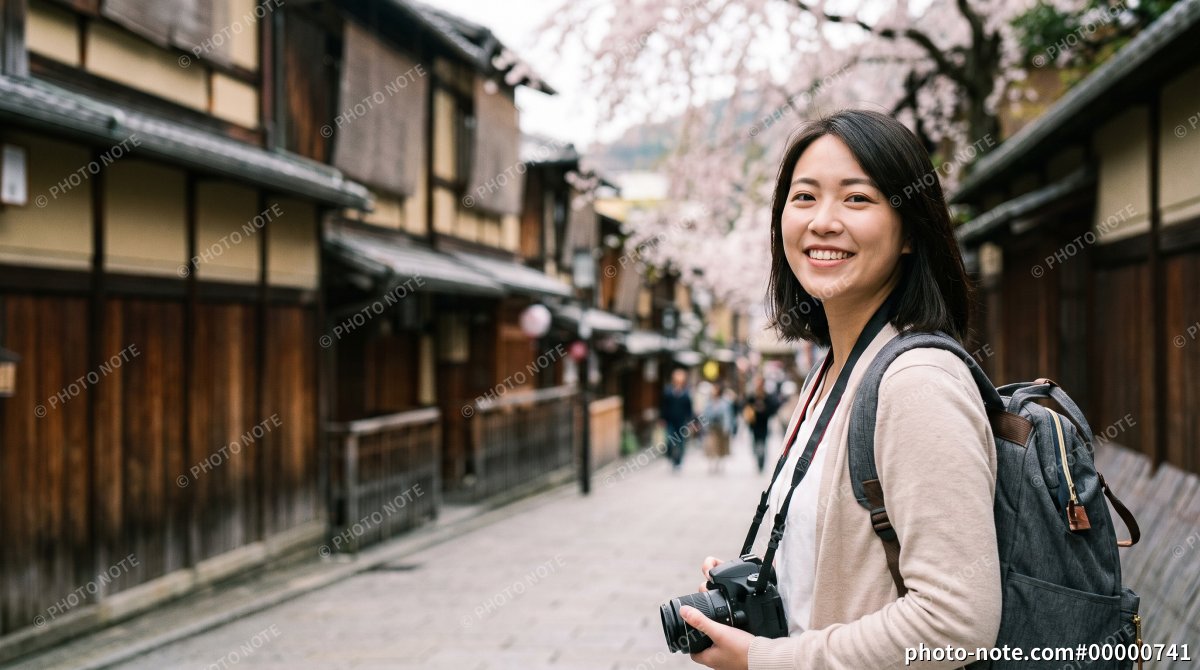 京都の歴史的な街並みを散策するカメラを持った女性旅行者