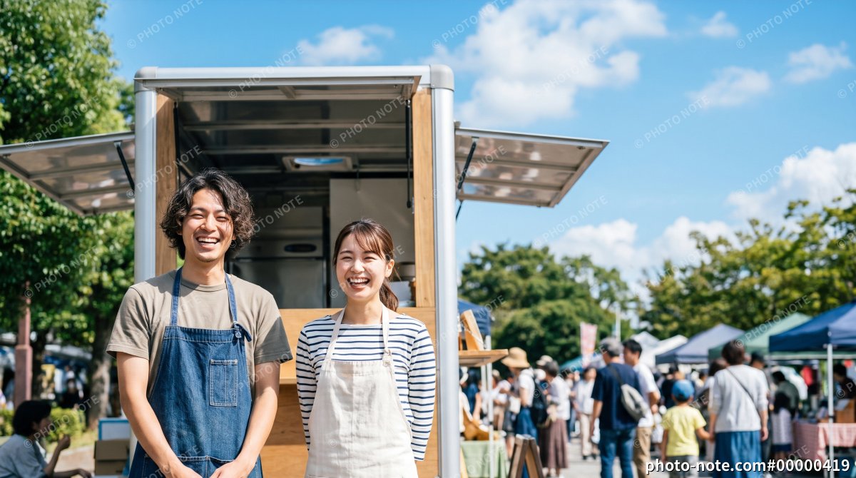 キッチンカーで働く男女