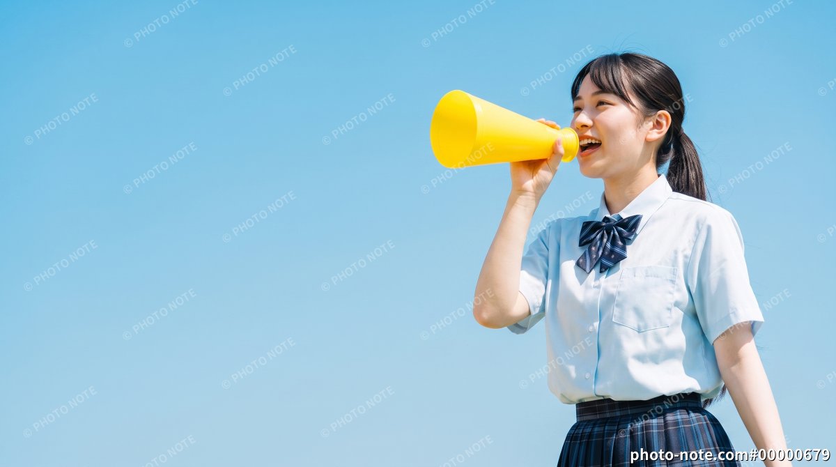 受験やスポーツ大会の応援イメージに使えるメガホンで応援する女子高生