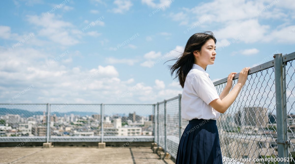 夏の屋上で遠く見つめる女子高生