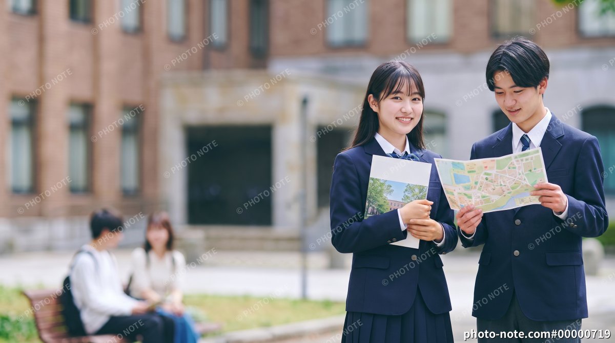 大学のオープンキャンパスに参加する高校の男女