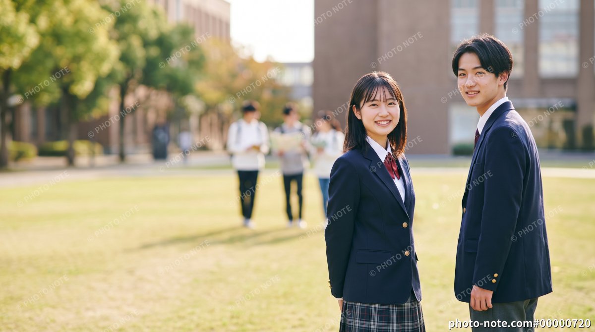大学のオープンキャンパスに参加する高校の男女