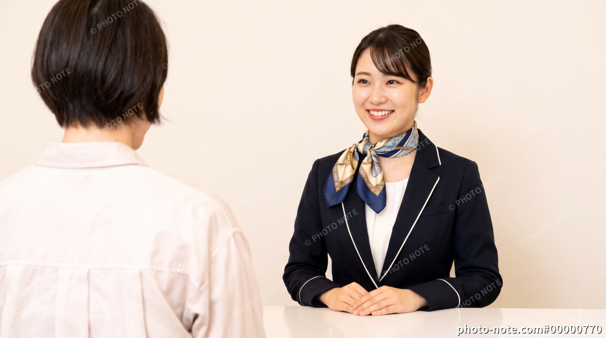 宿泊施設の女性フロントスタッフ