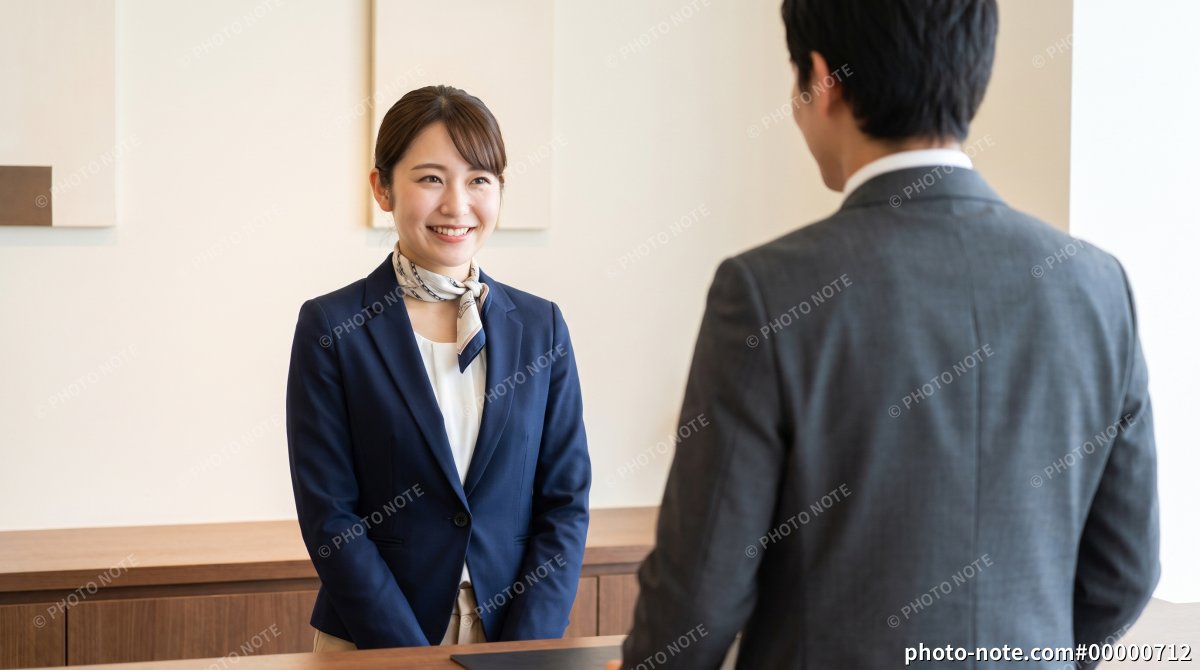 ホテルフロントの女性スタッフ