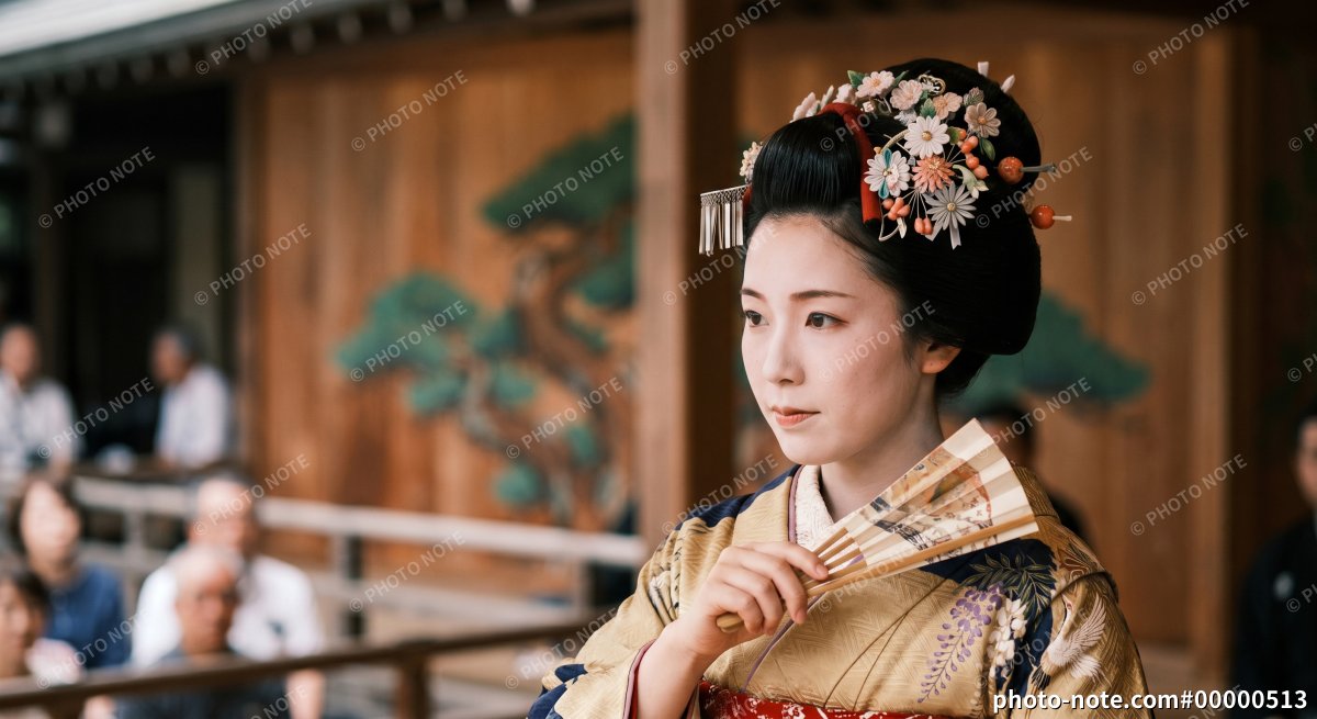 日本舞踊を披露する和服の女性