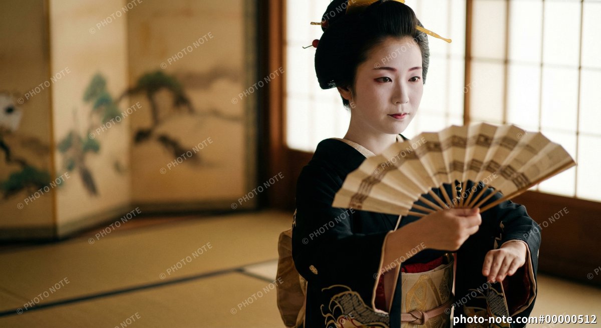 日舞を舞う女性