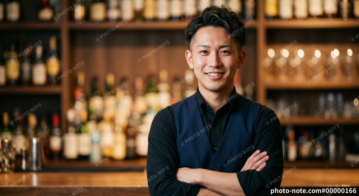 腕組みをするバーテンダーの男性