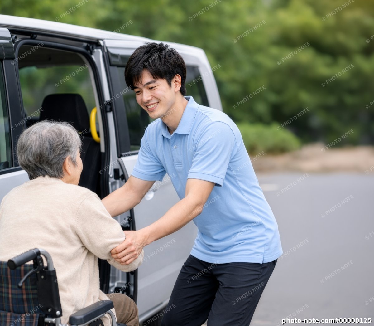 乗降介助をする男性介護職員