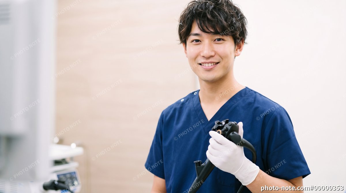 内視鏡を持つ男性医師