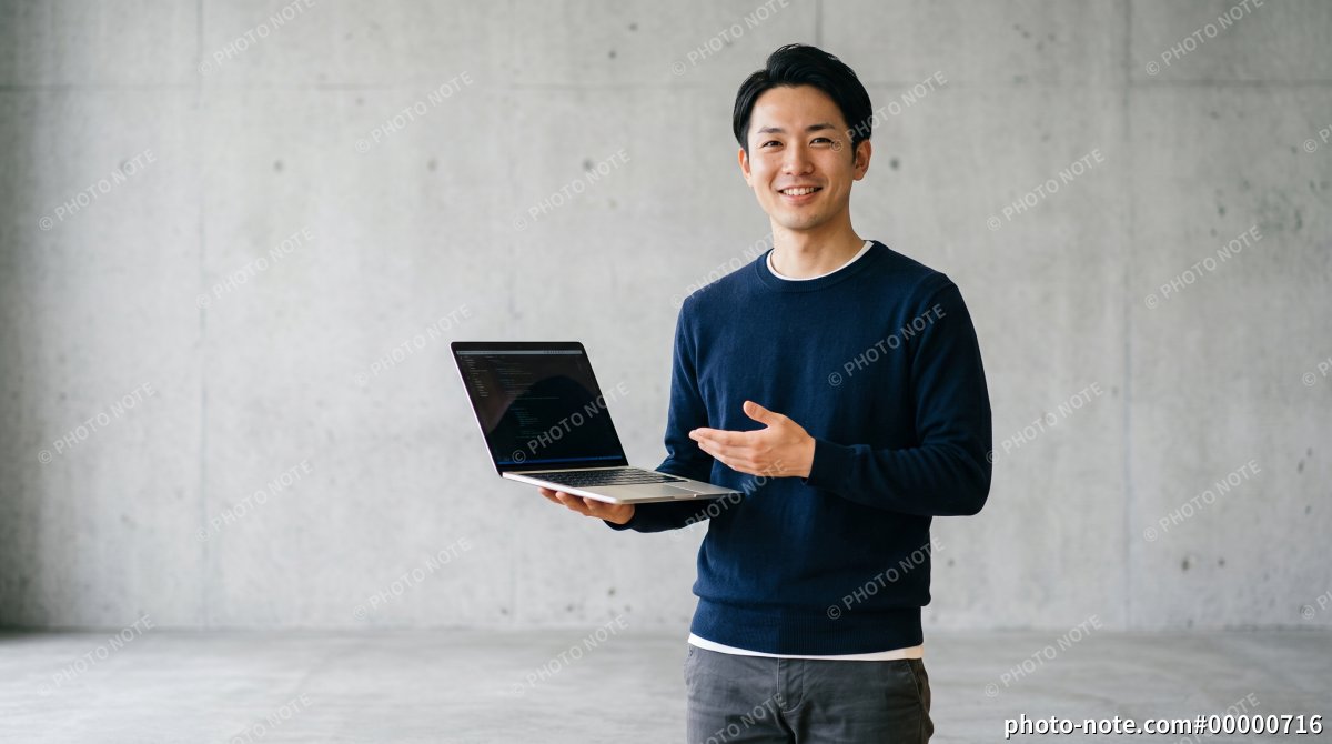 ノートPCを持つエンジニアの男性