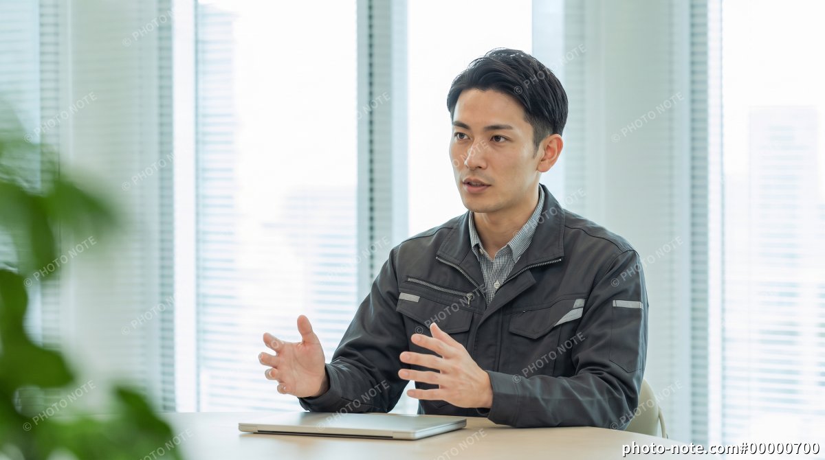 男性エンジニアがオフィスでプレゼンテーションをする様子