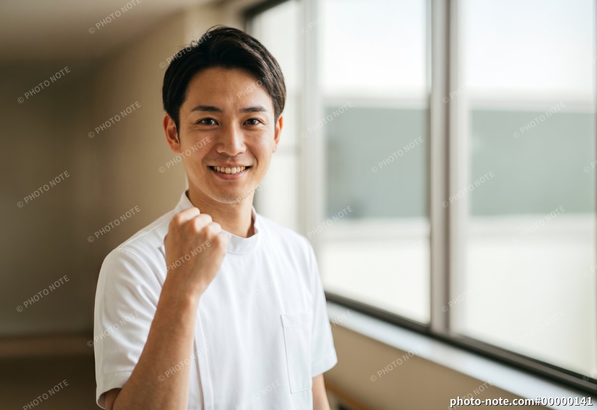 ガッツポーズをする男性看護師