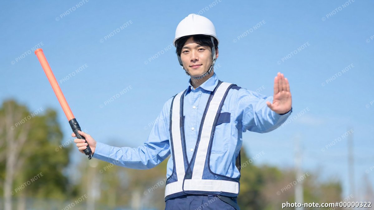 交通誘導をする警備員の男性
