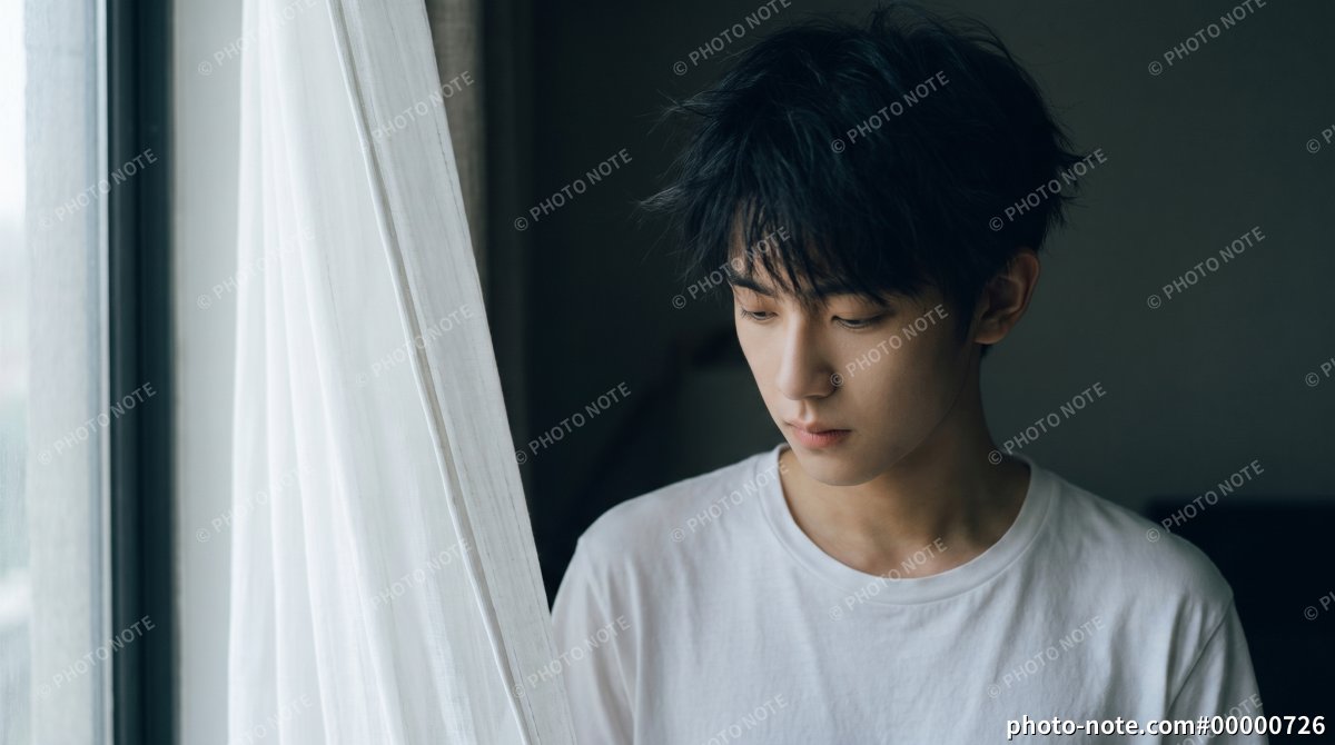 窓際の男性のポートレート