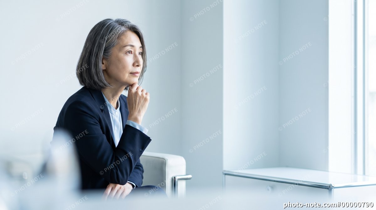 将来の展望を考える中高年女性経営者