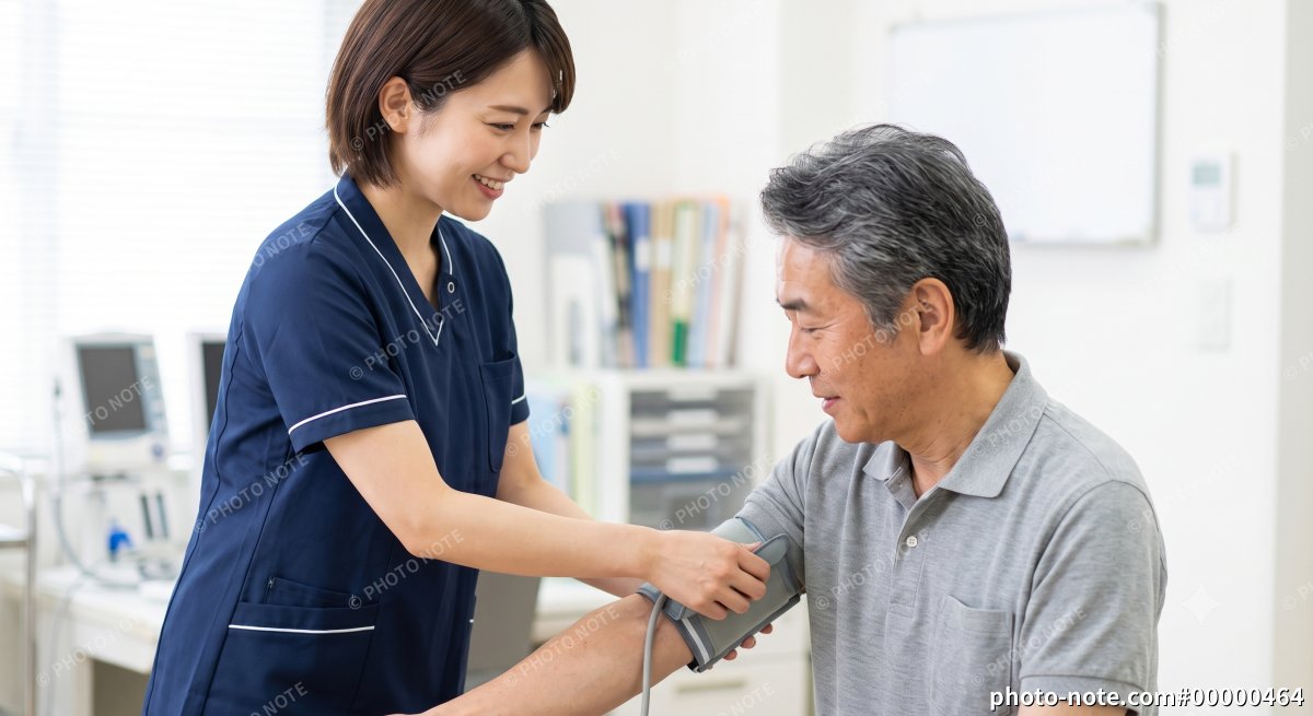 血圧を測る看護師