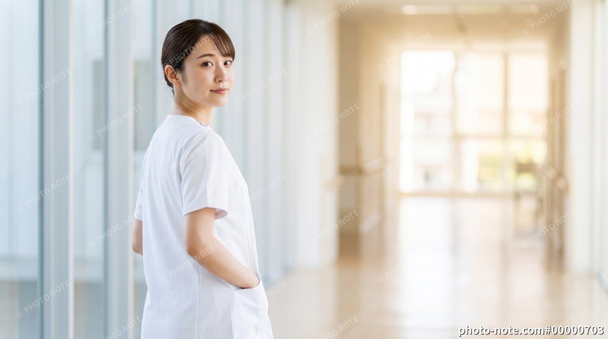 病院の廊下で振り返る看護師の女性