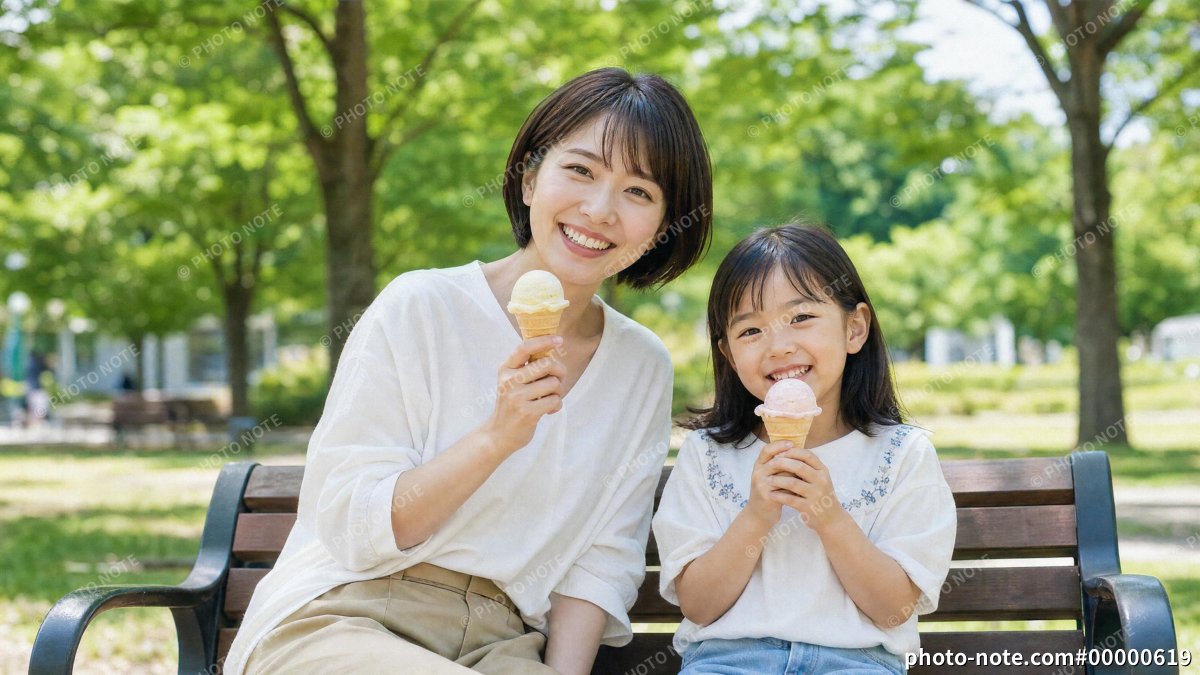 公園でアイスを食べる親子