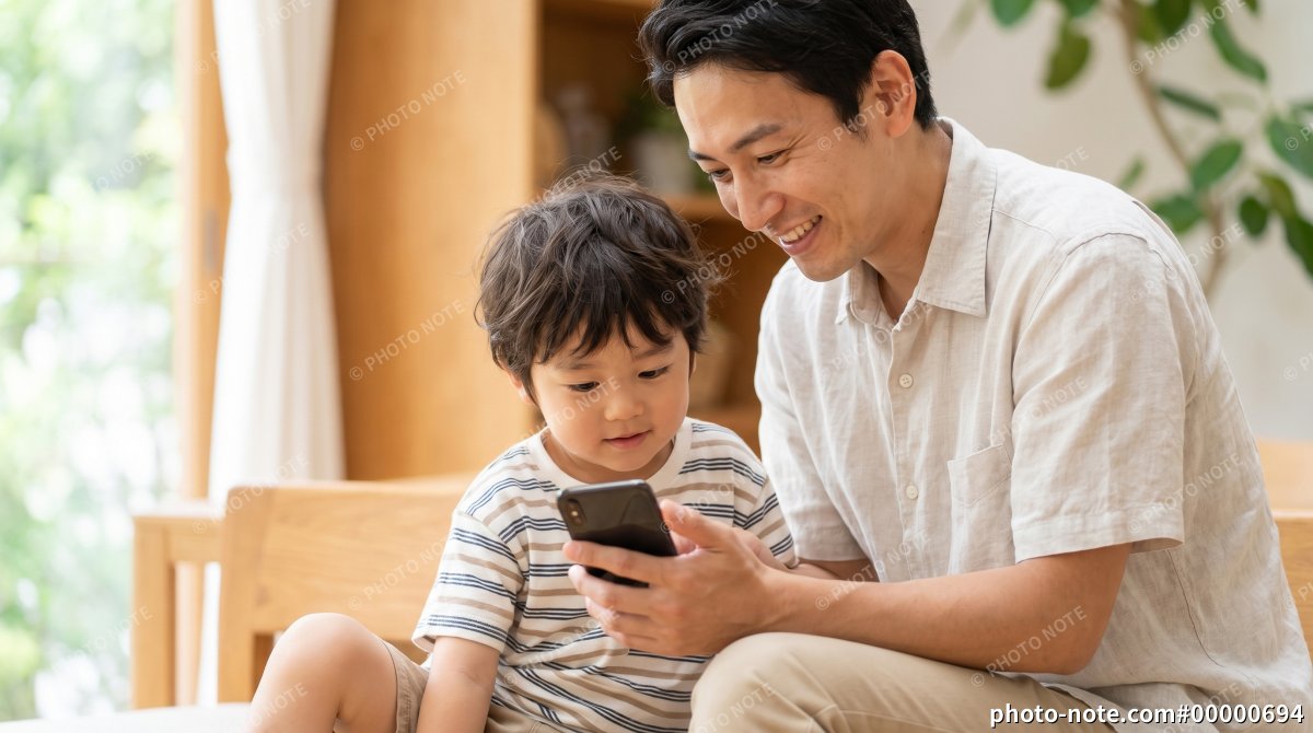 スマートフォンを見る親子
