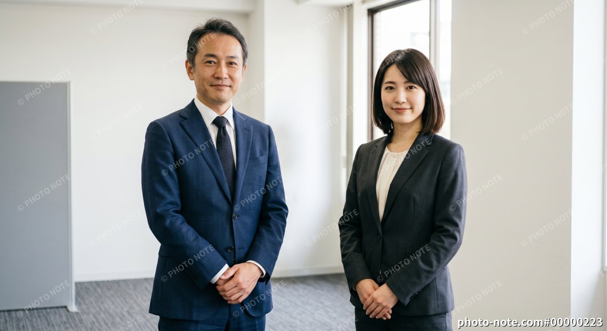 弁護士・税理士など士業のイメージ 笑顔で並ぶ男女の専門家