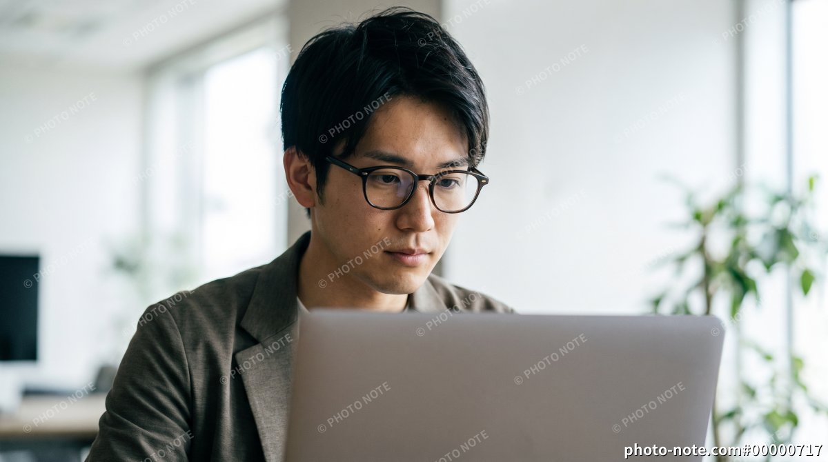 ノートパソコンで作業をするSEやエンジニアーの男性イメージ