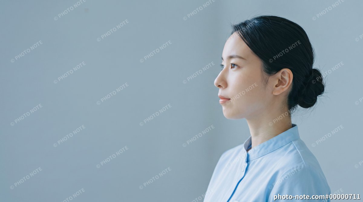 看護師の横顔のポートレート