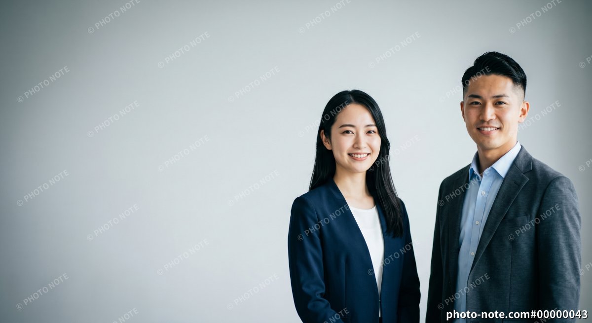 転職や採用のイメージに使いやすい笑顔のスーツの男女