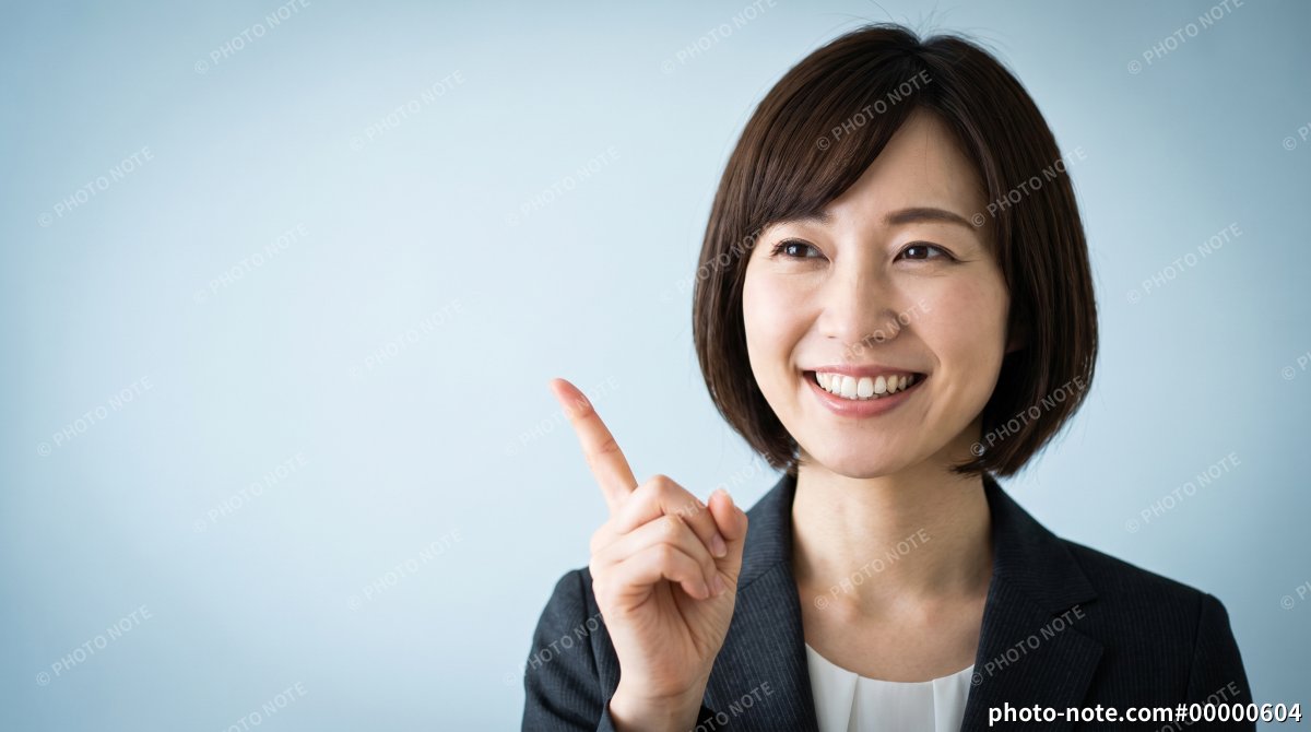 ポイントを指差す笑顔の女性会社員