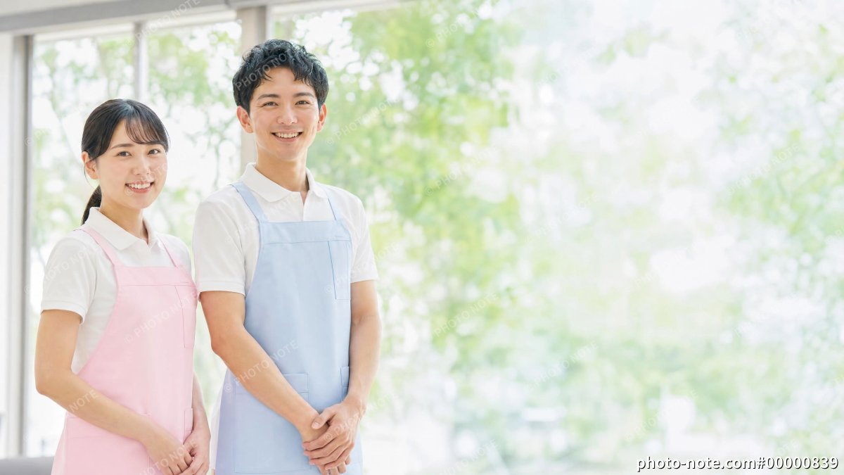 笑顔で並ぶ男女の介護士、介護職の採用・求人イメージ