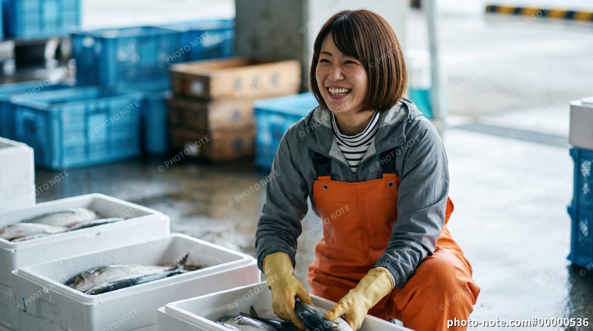 水産市場で働く笑顔の女性