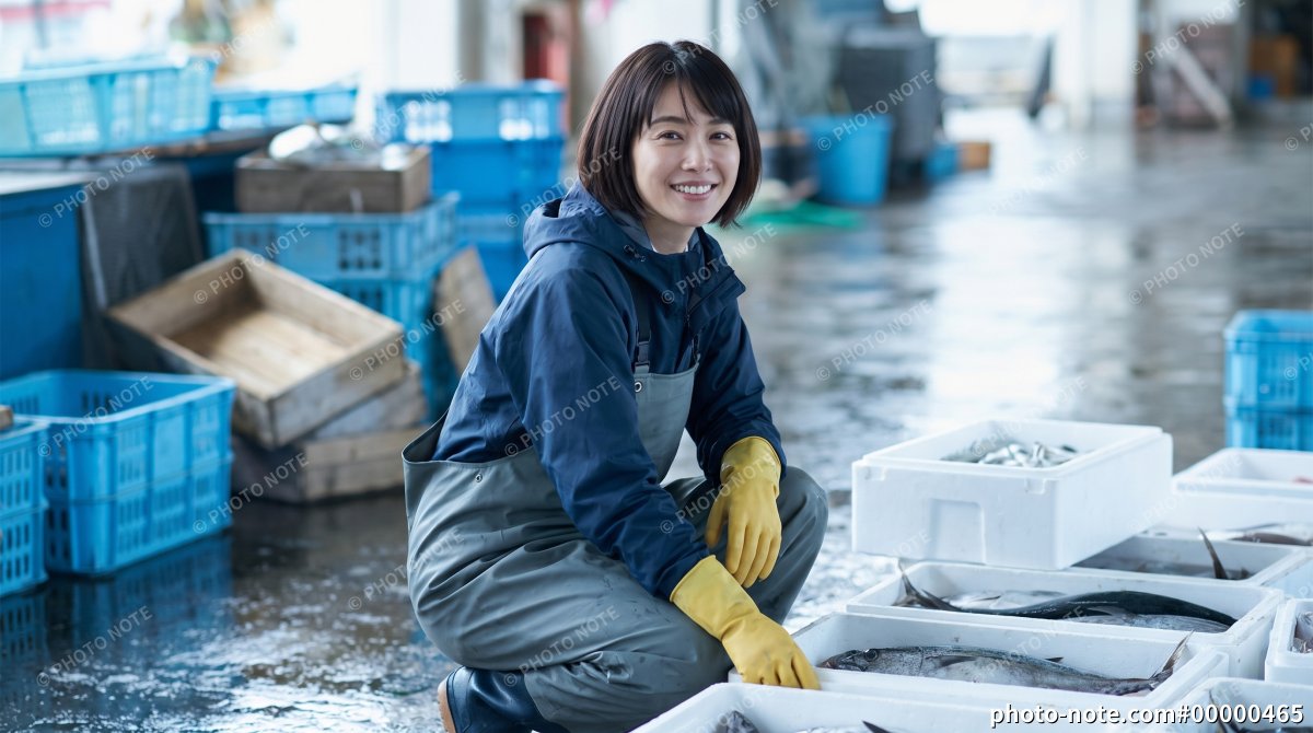 水産市場で働く笑顔の女性作業員