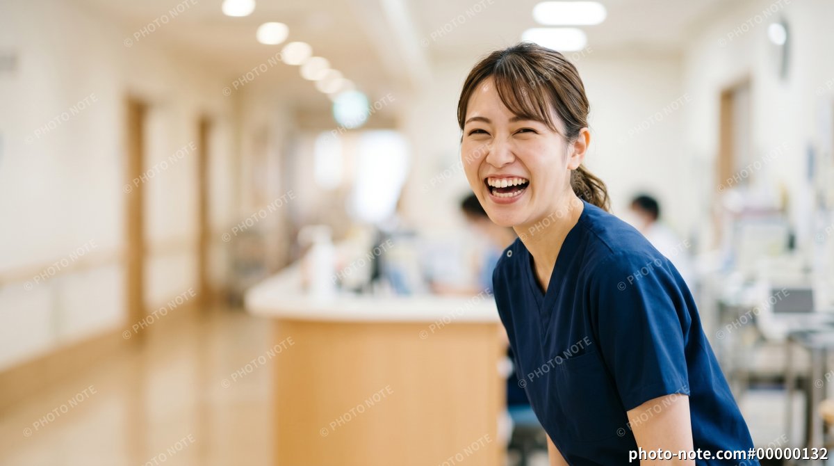 満面の笑顔の女性看護師