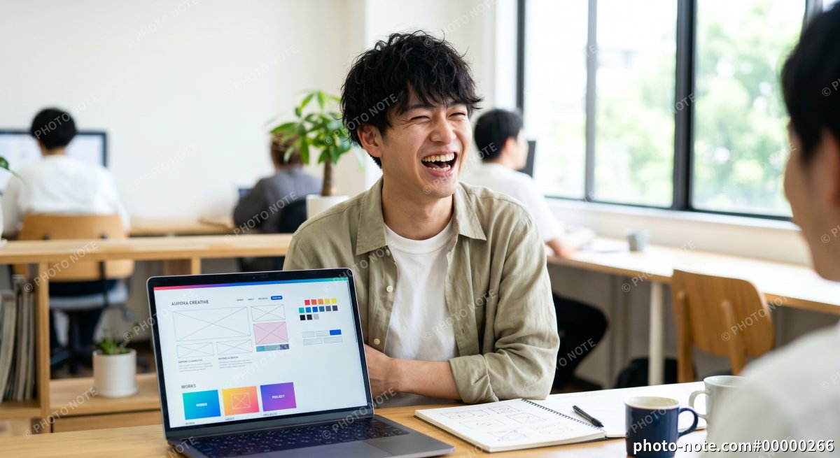 笑顔で打合せをするデザイナーの男性