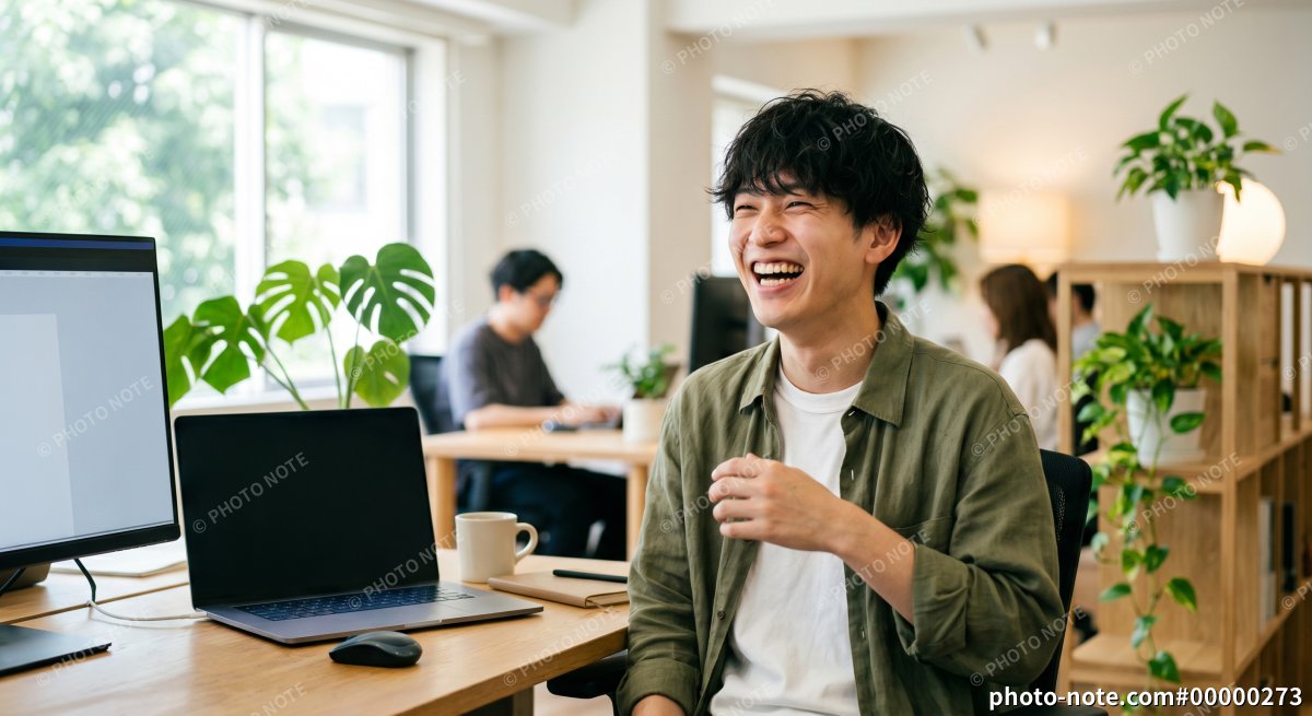 IT企業のオフィスで働く笑顔の男性クリエイター