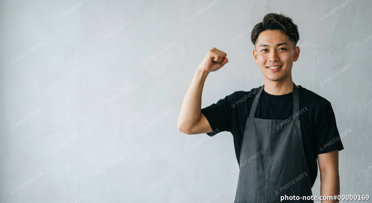 エプロンでガッツポーズをする男性スタッフ
