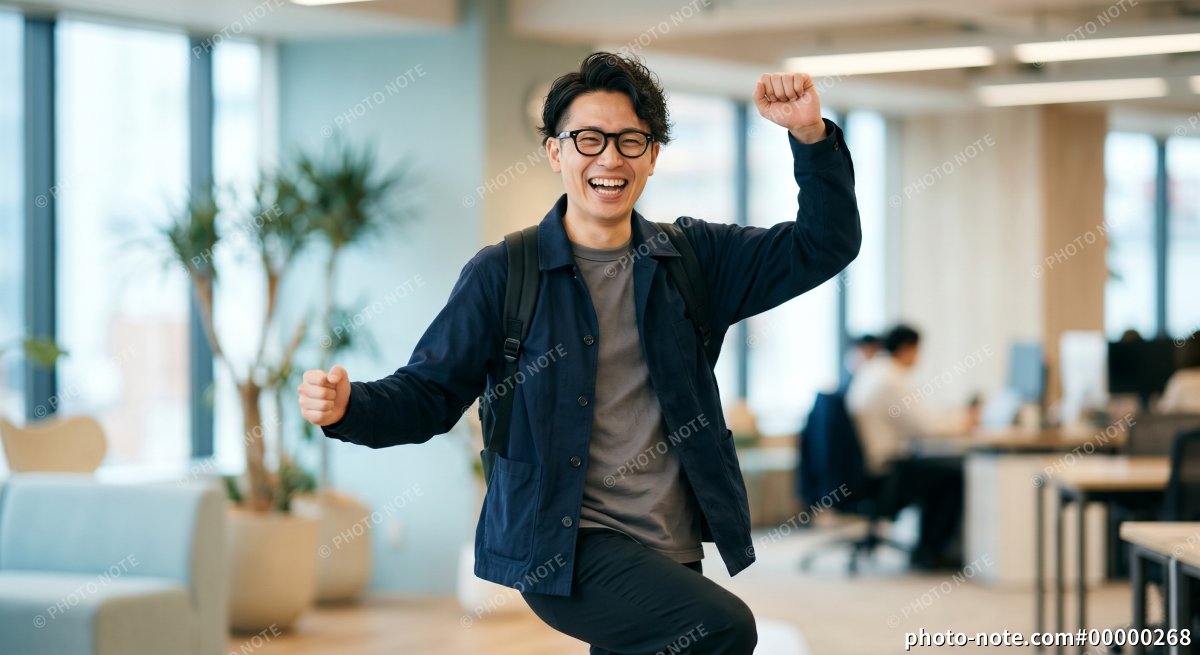 スタートアップ企業で働く達成感に満ちた笑顔の男性クリエイター、エンジニア