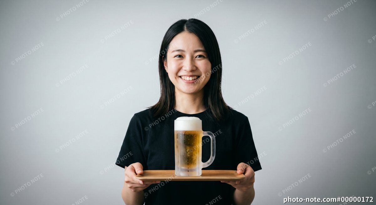 ビールをお盆に乗せて笑顔で立っている女性