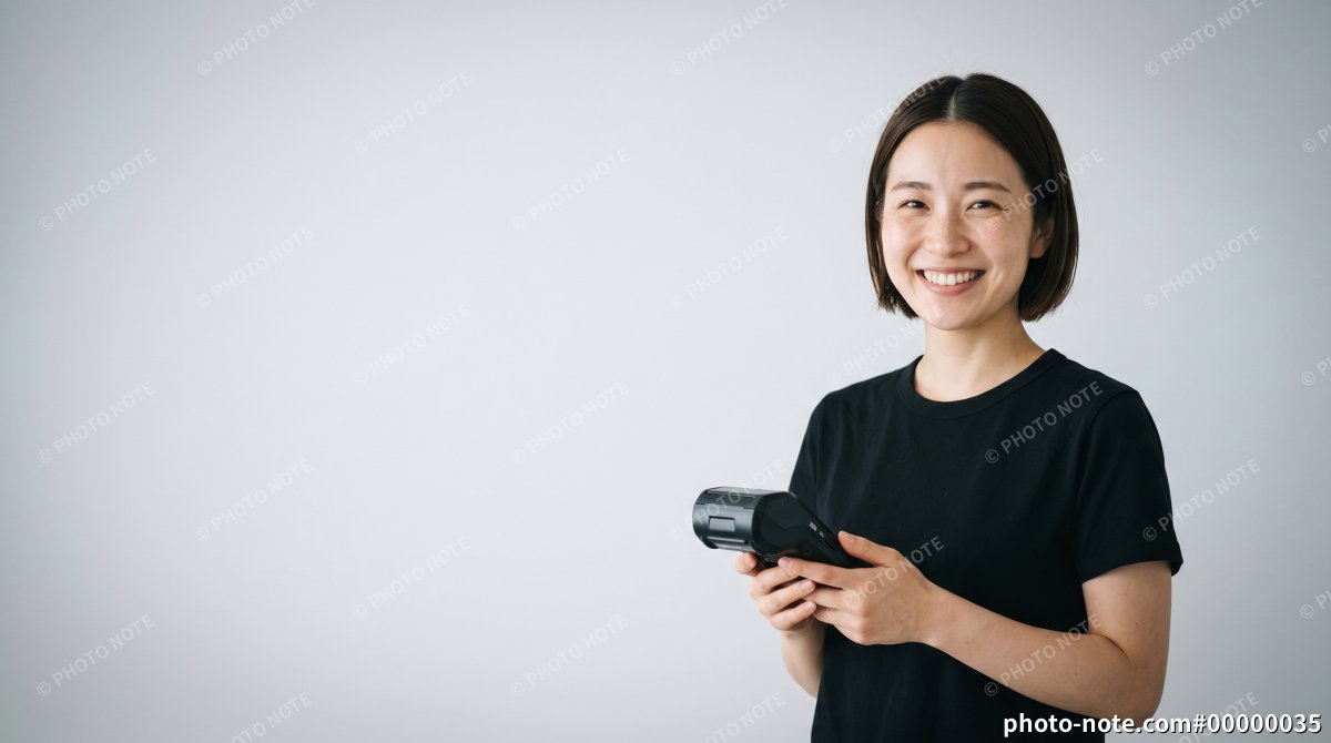ハンディーターミナルを持つ笑顔の若い女性