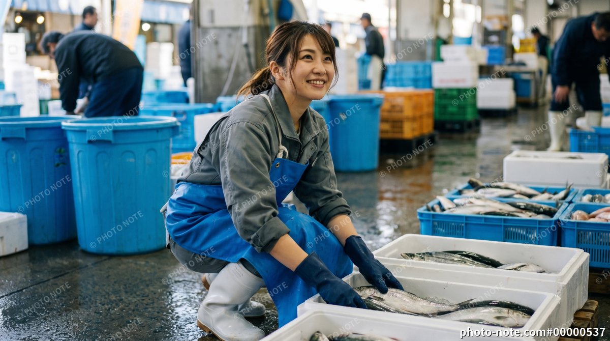 水産市場で働く笑顔の女性