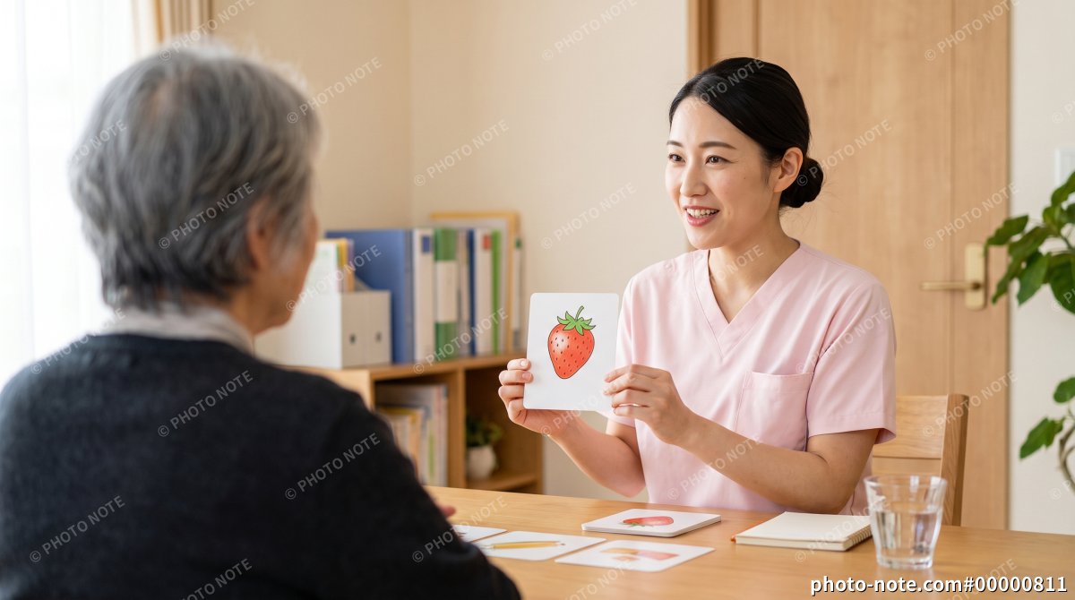 高齢者の言語リハビリを行う言語聴覚士