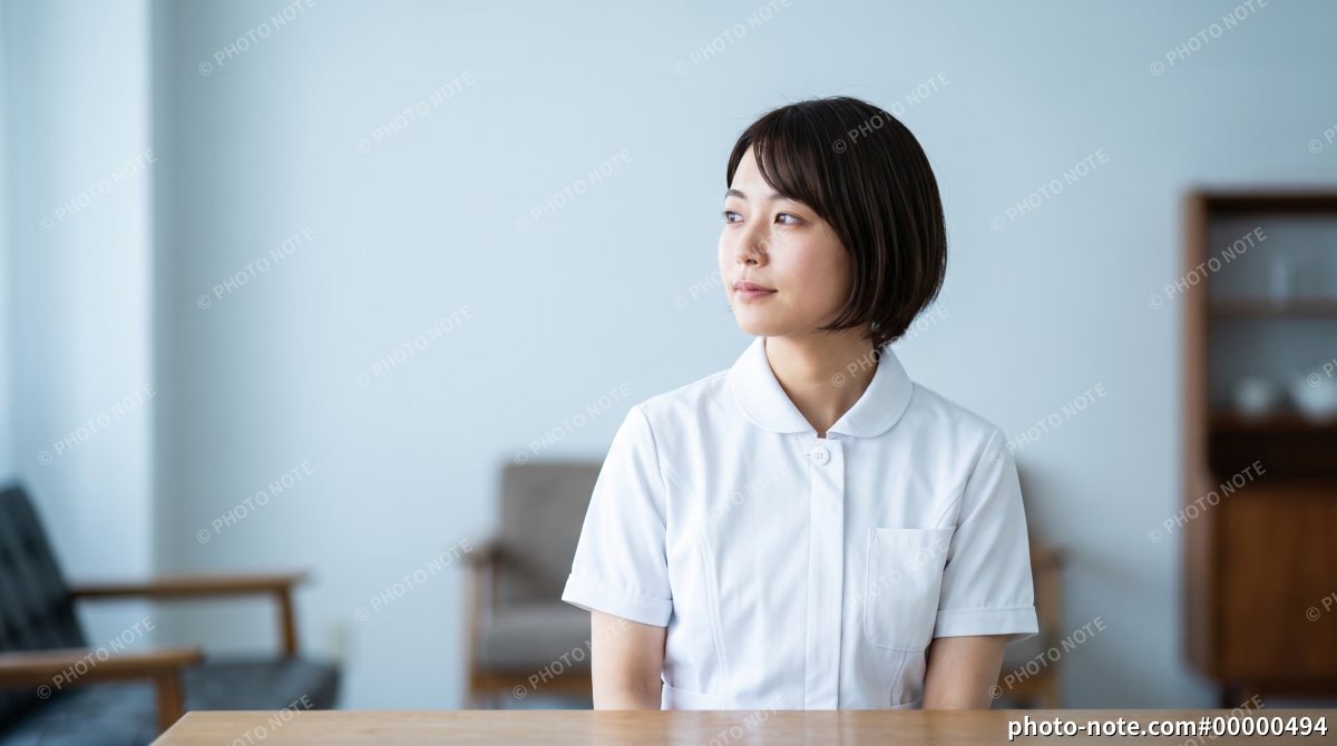 遠くを見つめる看護師の女性 医療・介護スタッフ