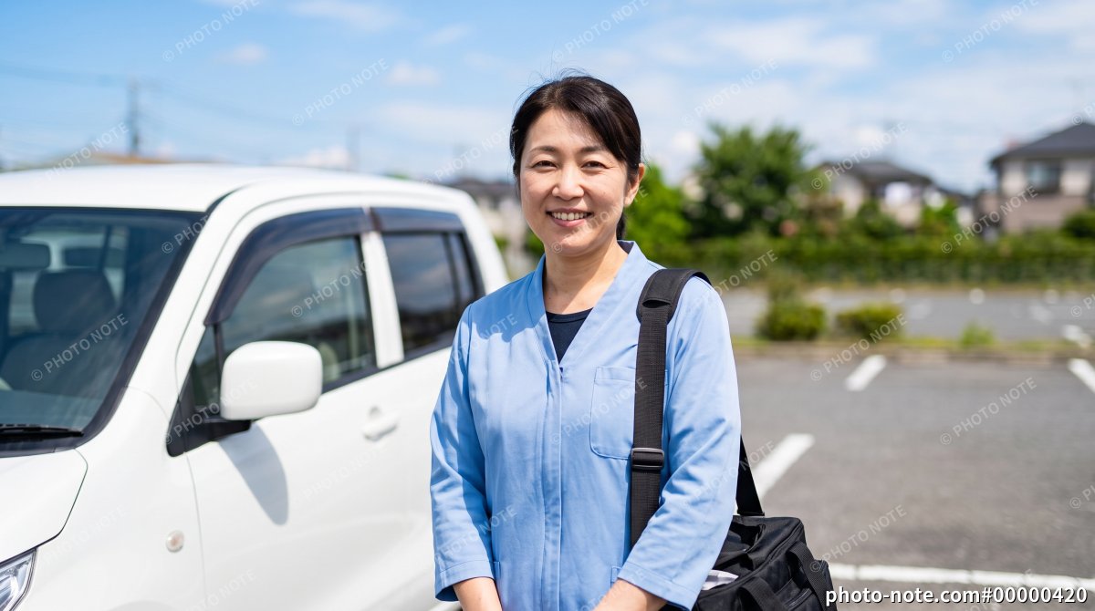 訪問看護や訪問介護に向かう女性スタッフのイメージ