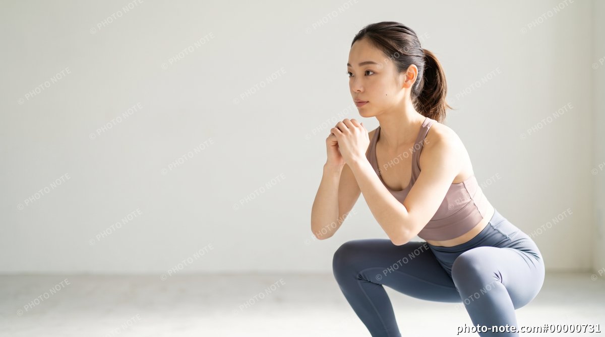 スクワットをする女性