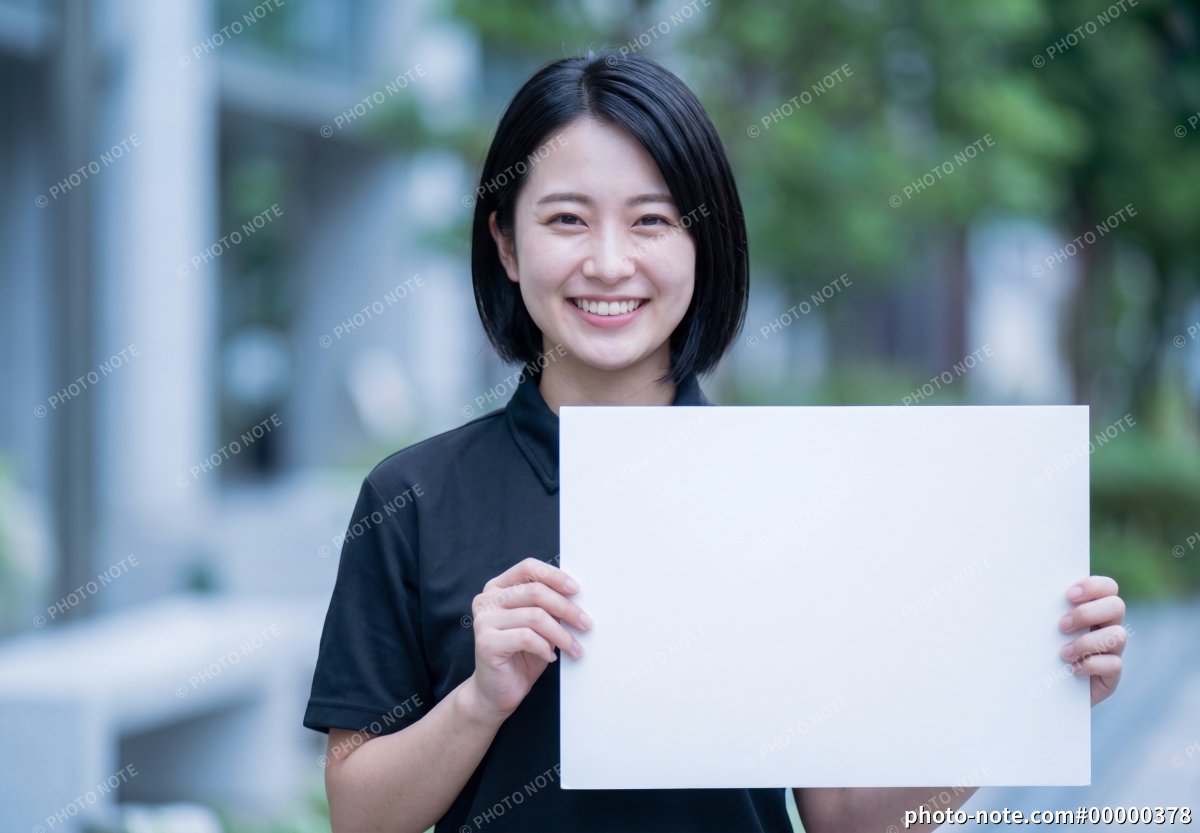 白いカードを掲げた女性