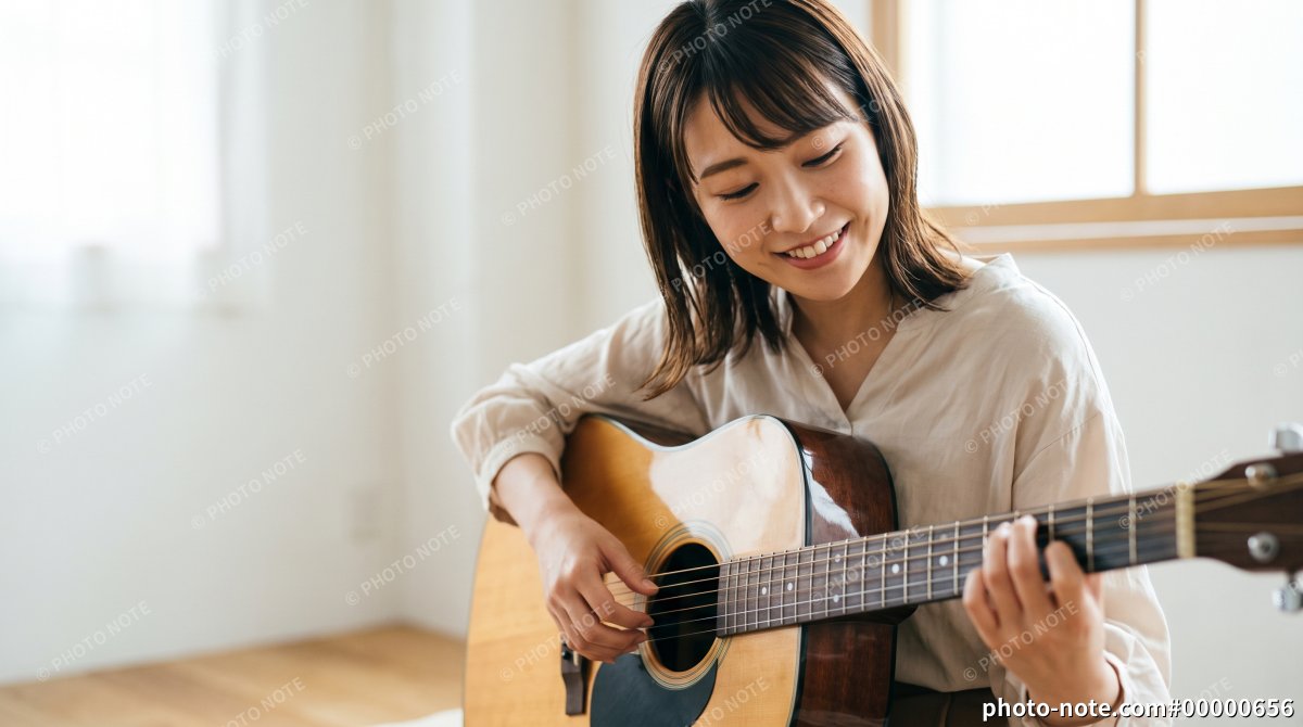 アコスティックギターを弾く女性