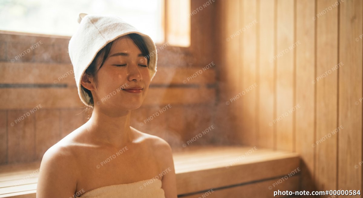サウナの中でリラックスした表情を浮かべる女性 サウナ女子