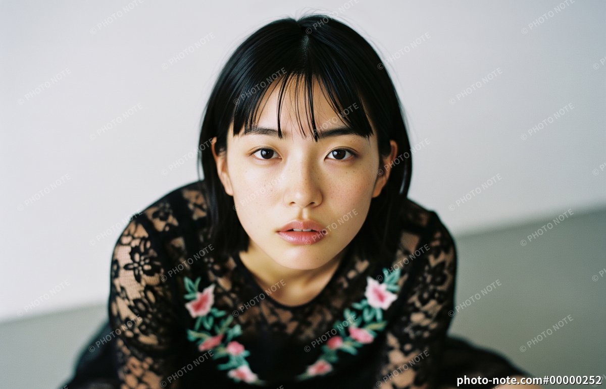 ナチュラルメイクのショートヘアの女性